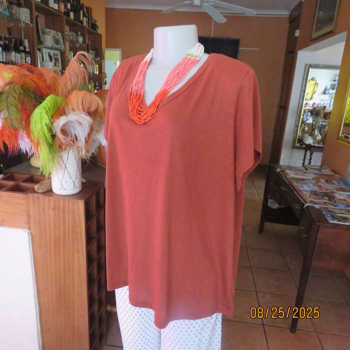Brick colour capped sleeve polyester stretch slip over V neck top size 46.