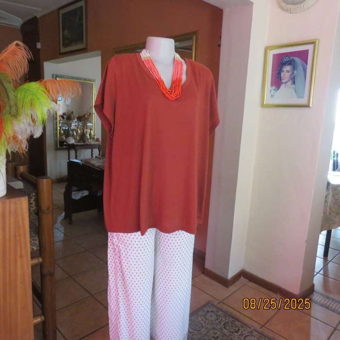 Brick colour capped sleeve polyester stretch slip over V neck top size 46.