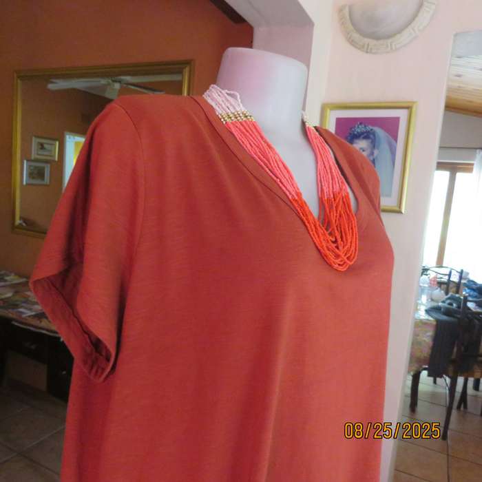 Brick colour capped sleeve polyester stretch slip over V neck top size 46.