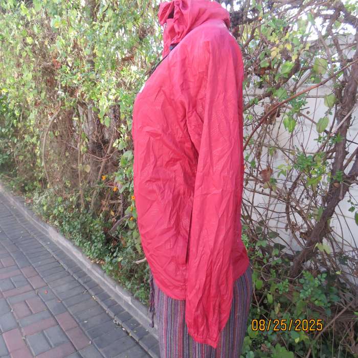 THE North Face red nylon windbreaker size 36 with hood and drawstrings.