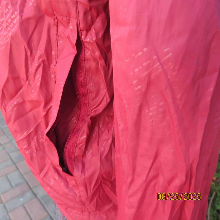 THE North Face red nylon windbreaker size 36 with hood and drawstrings.