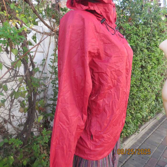 THE North Face red nylon windbreaker size 36 with hood and drawstrings.