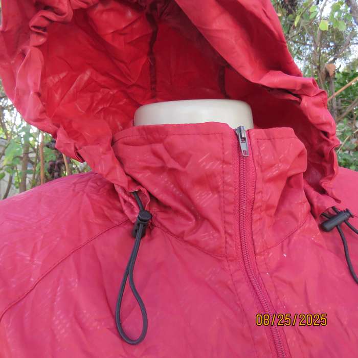 THE North Face red nylon windbreaker size 36 with hood and drawstrings.