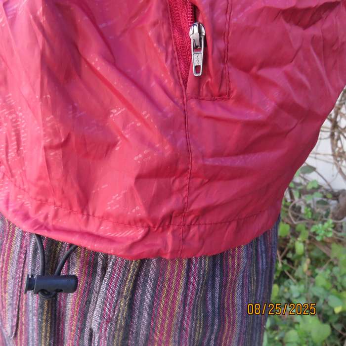 THE North Face red nylon windbreaker size 36 with hood and drawstrings.