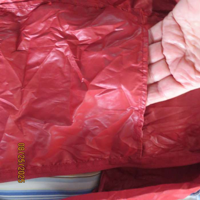 THE North Face red nylon windbreaker size 36 with hood and drawstrings.