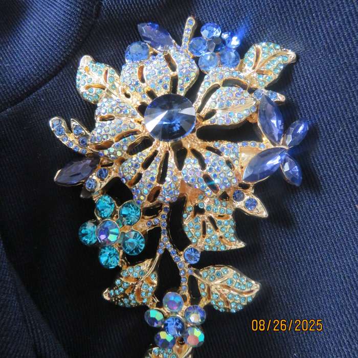 Blue stone on golden base very large brooch-decoration. 6 different stones. New