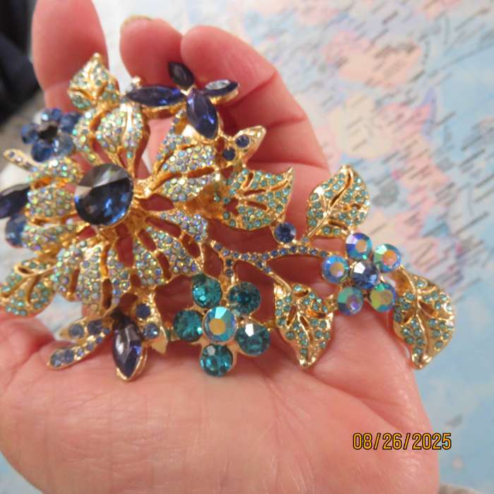 Blue stone on golden base very large brooch-decoration. 6 different stones. New