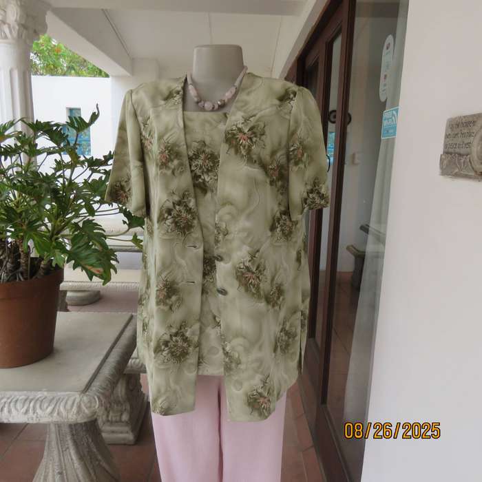 Pale green with green-pink floral print twinset in soft polyester. Size 37