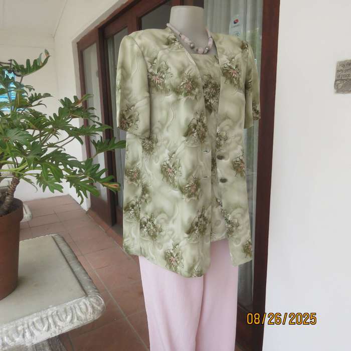 Pale green with green-pink floral print twinset in soft polyester. Size 37