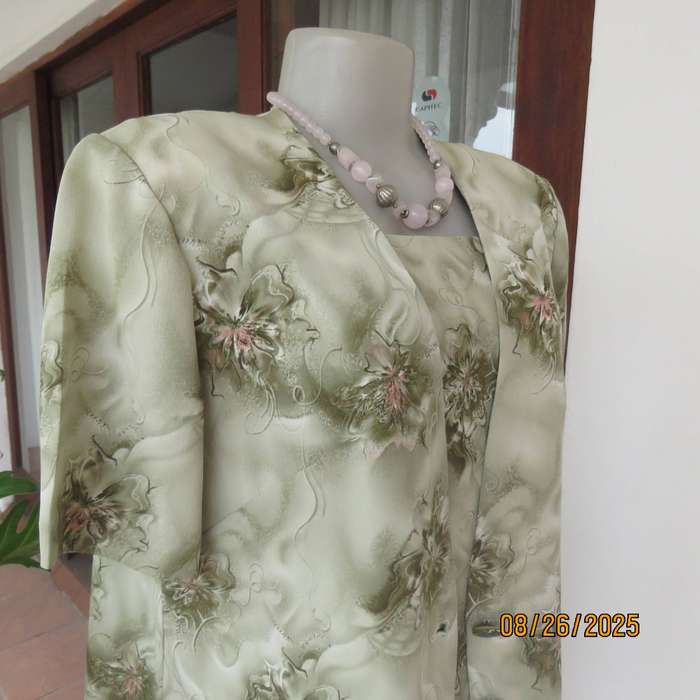 Pale green with green-pink floral print twinset in soft polyester. Size 37