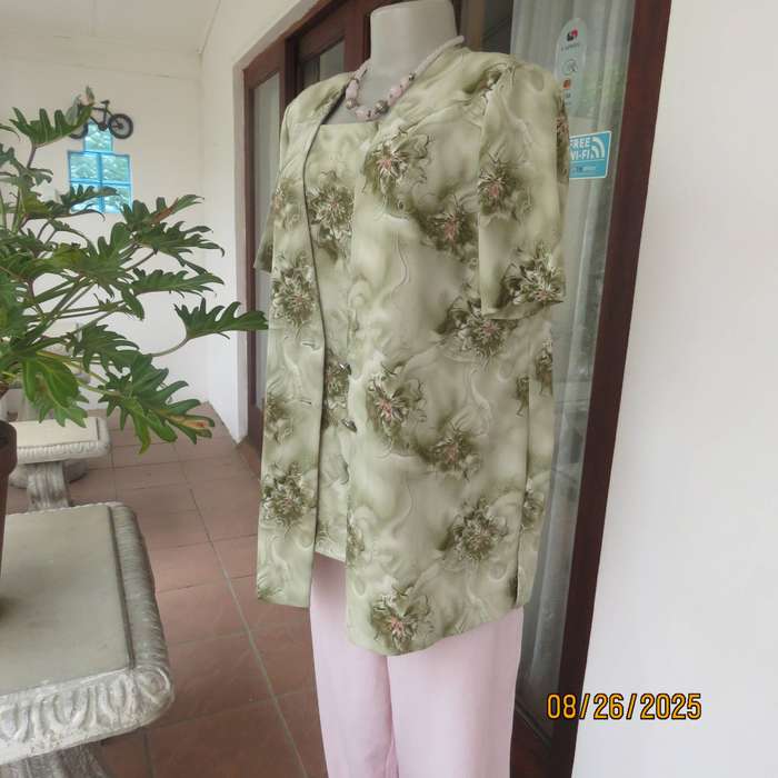 Pale green with green-pink floral print twinset in soft polyester. Size 37