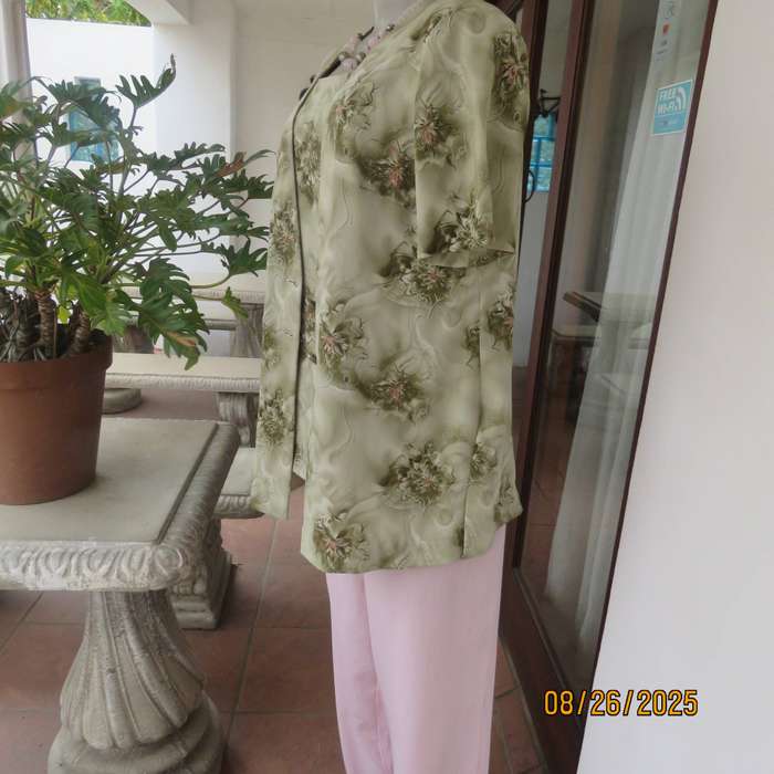 Pale green with green-pink floral print twinset in soft polyester. Size 37