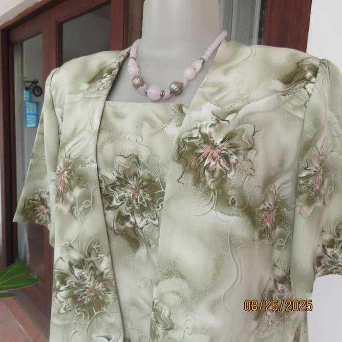 Pale green with green-pink floral print twinset in soft polyester. Size 37