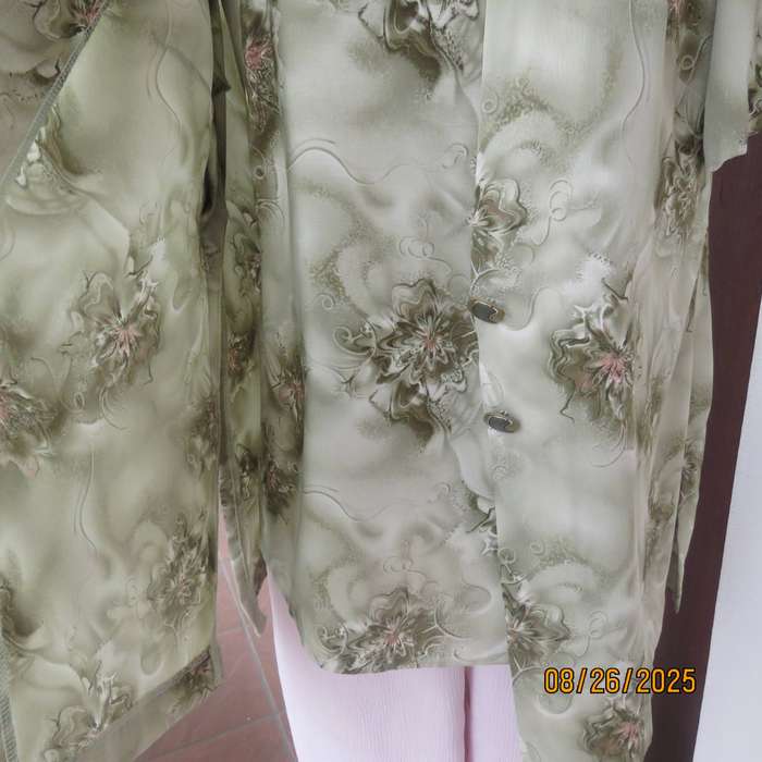 Pale green with green-pink floral print twinset in soft polyester. Size 37