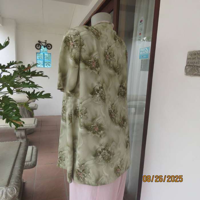 Pale green with green-pink floral print twinset in soft polyester. Size 37