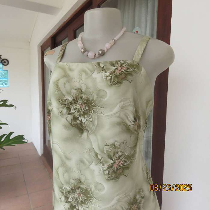 Pale green with green-pink floral print twinset in soft polyester. Size 37