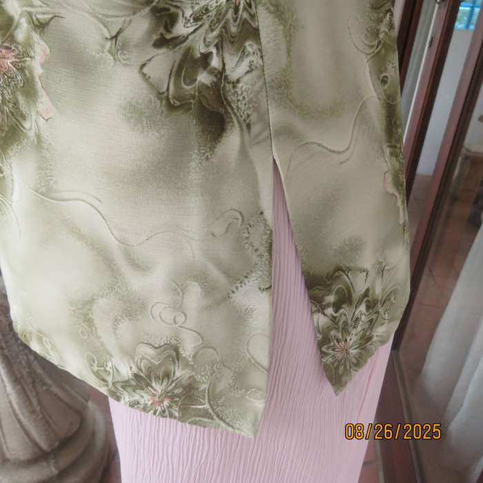 Pale green with green-pink floral print twinset in soft polyester. Size 37