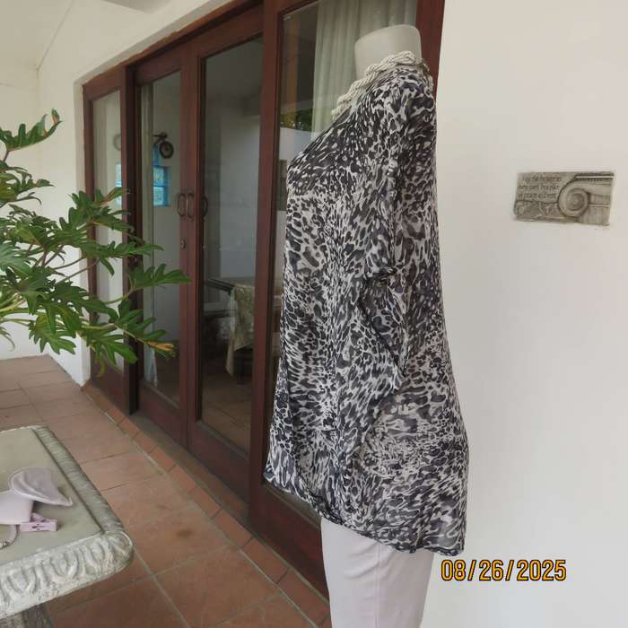 FASHION Express animal print black-white V cross over sheer polyester top size 42
