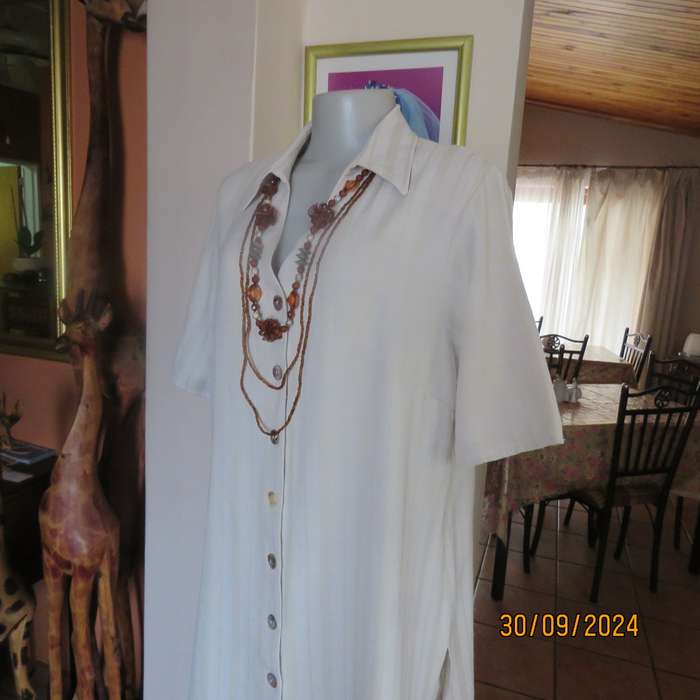 DONNA-CLAIRE high quality extra long short sleeve jacket.In natural colours.Size 42.Embossed stripes