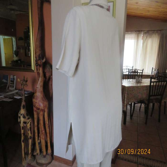 DONNA-CLAIRE high quality extra long short sleeve jacket.In natural colours.Size 42.Embossed stripes