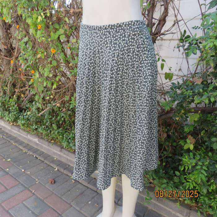 LARGELY Feminine amazon green with tiny white floral print pleated skirt size 38-40