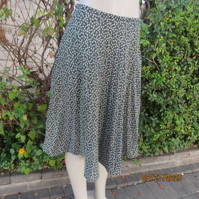 LARGELY Feminine amazon green with tiny white floral print pleated skirt size 38-40