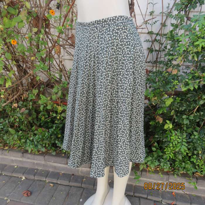 LARGELY Feminine amazon green with tiny white floral print pleated skirt size 38-40