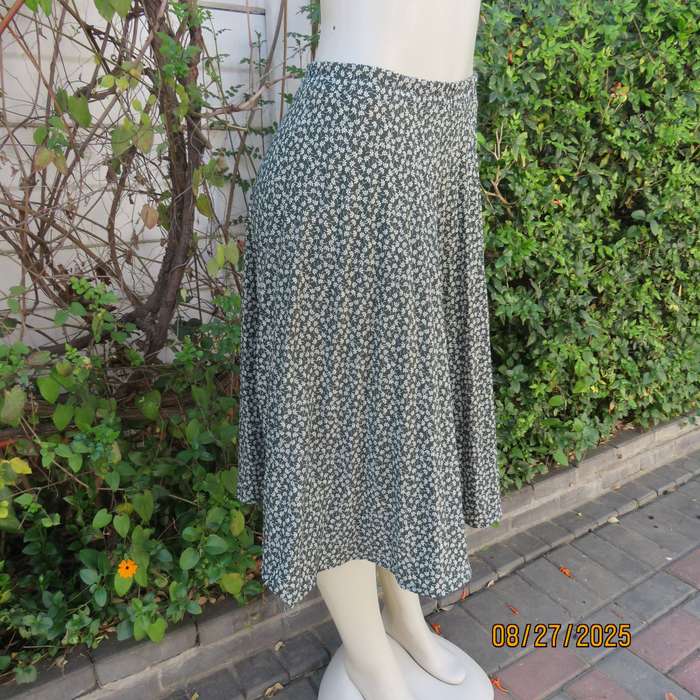 LARGELY Feminine amazon green with tiny white floral print pleated skirt size 38-40