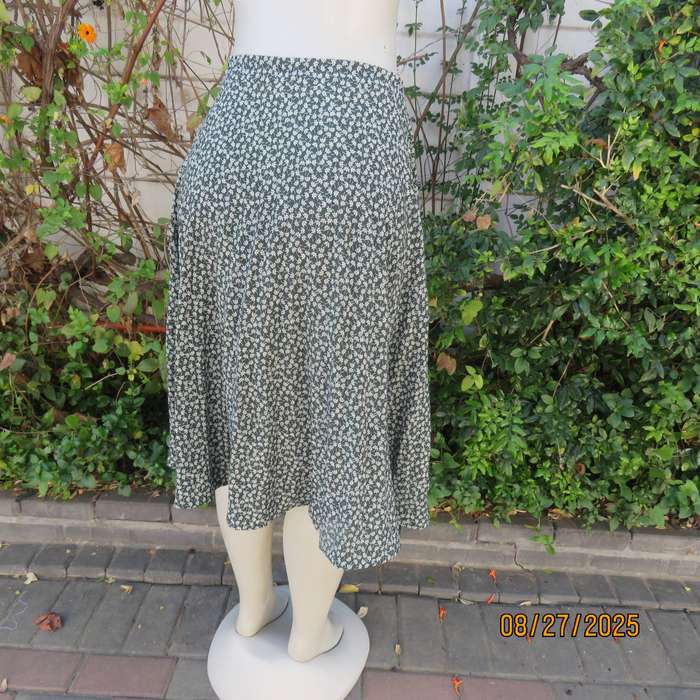LARGELY Feminine amazon green with tiny white floral print pleated skirt size 38-40