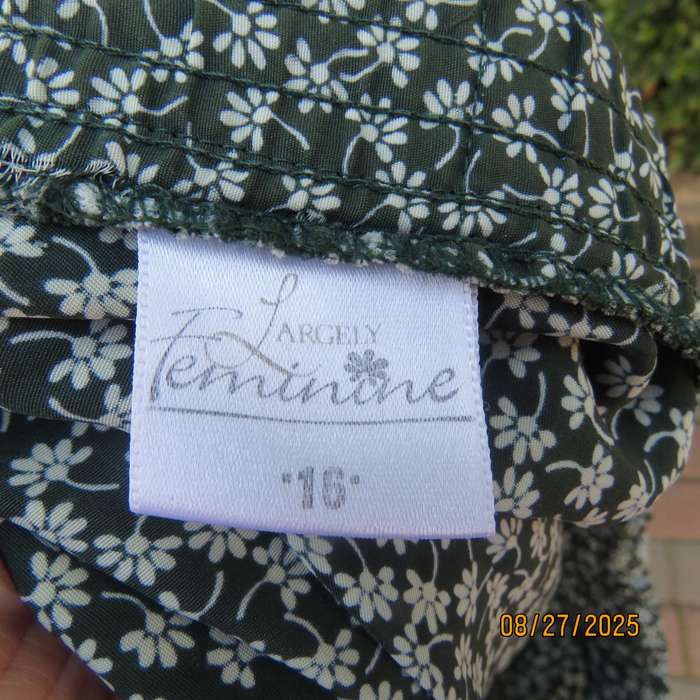 LARGELY Feminine amazon green with tiny white floral print pleated skirt size 38-40