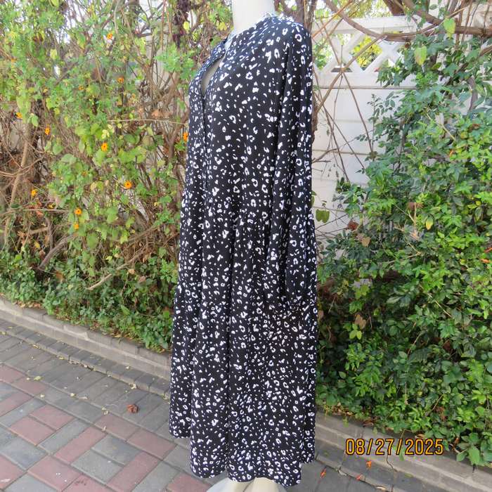 EXACT black-white tiered long sleeve polyester dress size 44-20