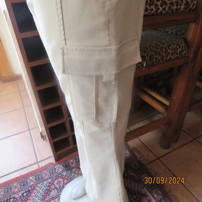 STATURE cream stretch polyester well cut bootlegged pants size 36. Side leg pockets. As new cond.