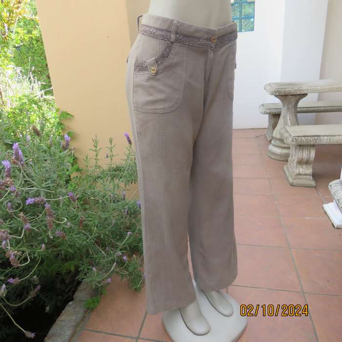 DDET KKAL ecru straight leg pants from Korea. Linen-cotton-rayon blend. Lace edgings.Size 36.