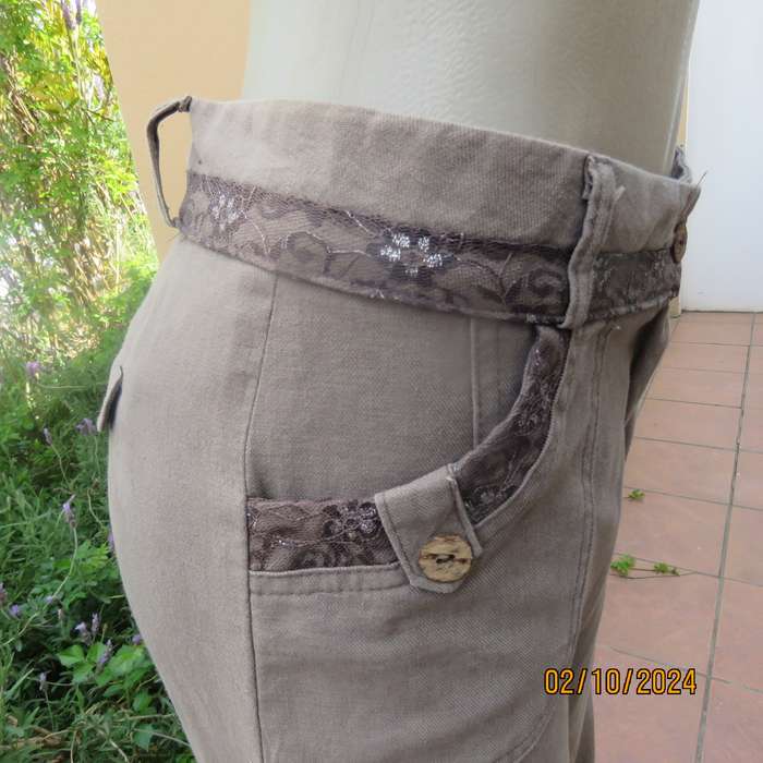 DDET KKAL ecru straight leg pants from Korea. Linen-cotton-rayon blend. Lace edgings.Size 36.