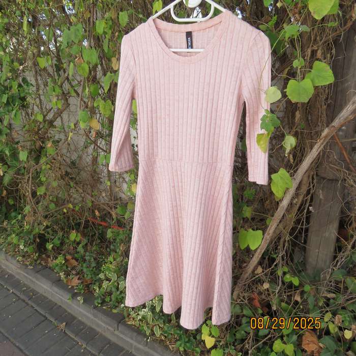 Salmon-cream mottled polycotton knit slip over dress for 13 to 14 yr old. Size 28