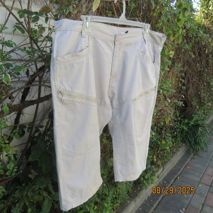 OAKRIDGE cream men's knee length shorts with 6 pockets. Size 42