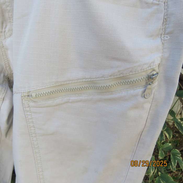 OAKRIDGE cream men's knee length shorts with 6 pockets. Size 42