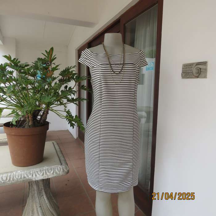 Black and white horizontal striped off the shoulder stretch textured polyester size 38 dress.