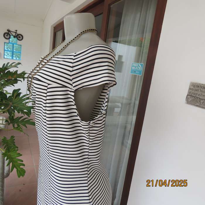 Black and white horizontal striped off the shoulder stretch textured polyester size 38 dress.