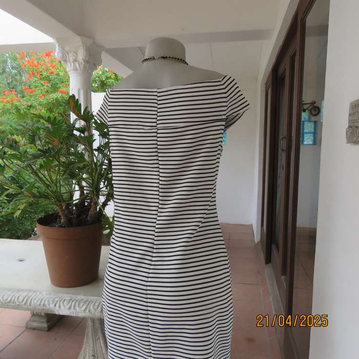 Black and white horizontal striped off the shoulder stretch textured polyester size 38 dress.