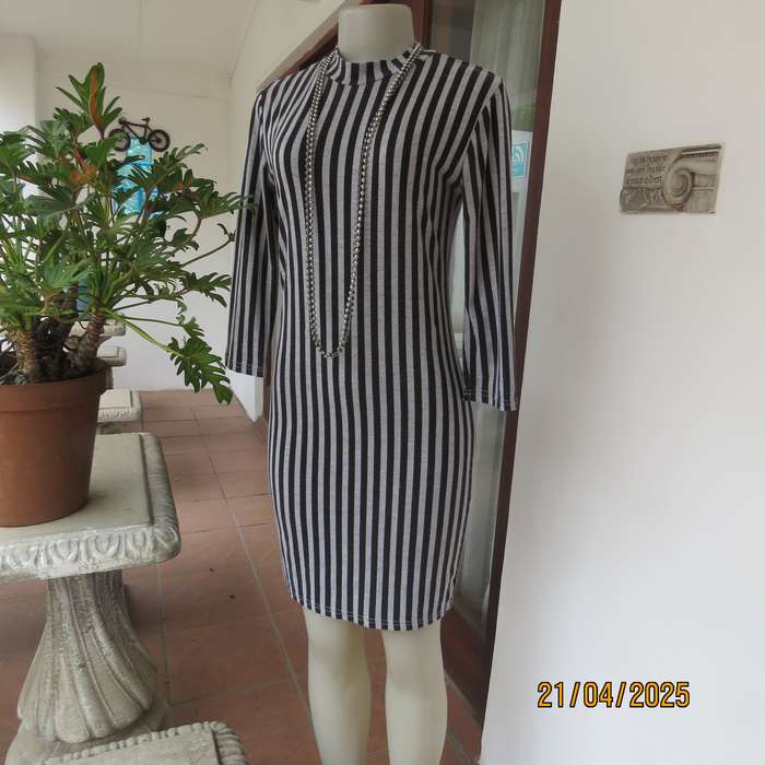 JUDY'S PRIDE smart black-grey vertical striped stretch cotton size 32 dress.