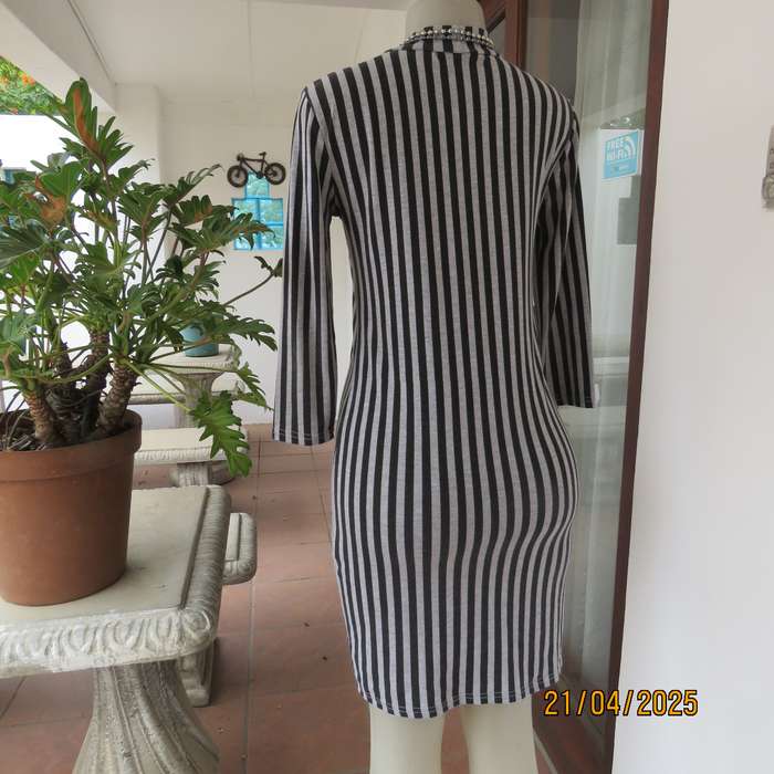 JUDY'S PRIDE smart black-grey vertical striped stretch cotton size 32 dress.