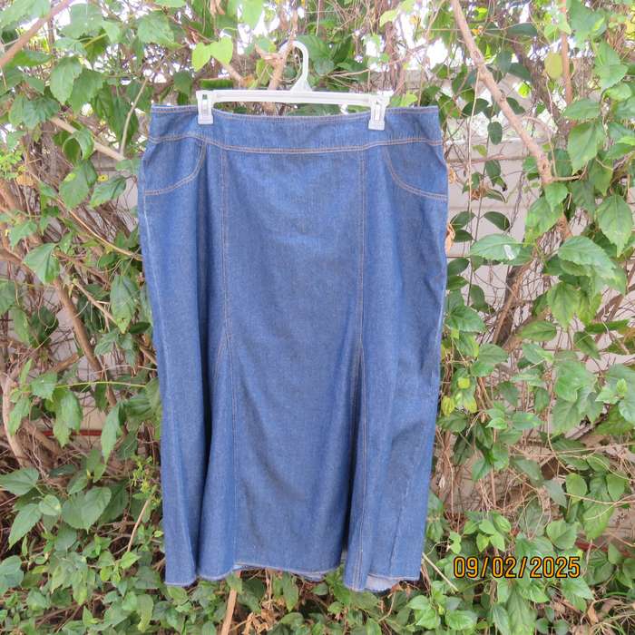Blue denim gored jean paneled cotton skirt size 46.