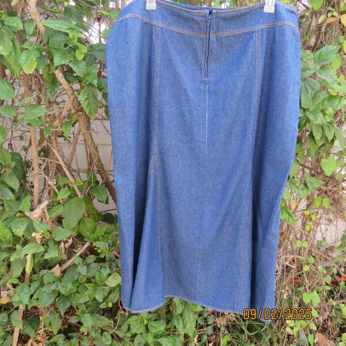 Blue denim gored jean paneled cotton skirt size 46.