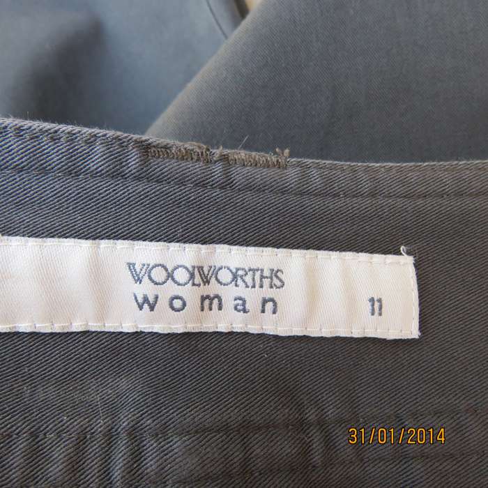 WOOLWORTHS very dark emerald green ankle length pants in stretch cotton.Size 35.Back pockets.