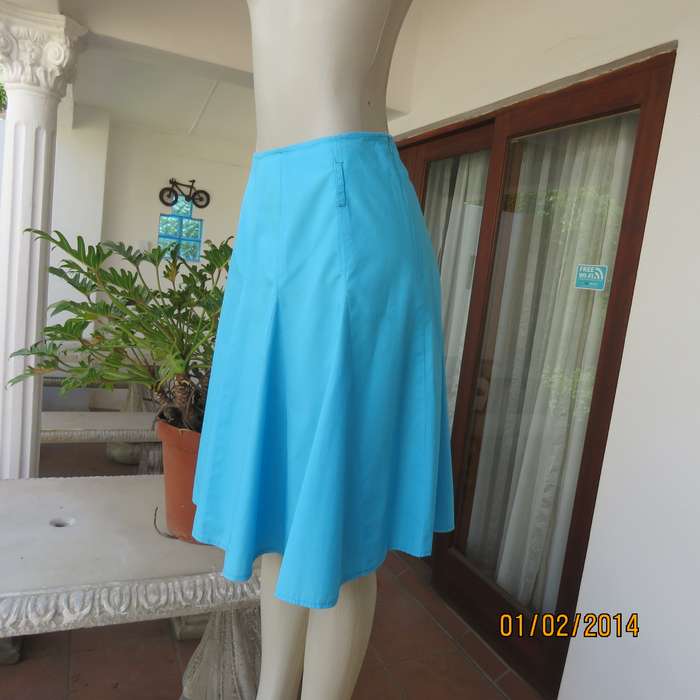 Easy to wear godet tropical turquoise colour skirt.Bandless with side zip.Size 38.As new condition.