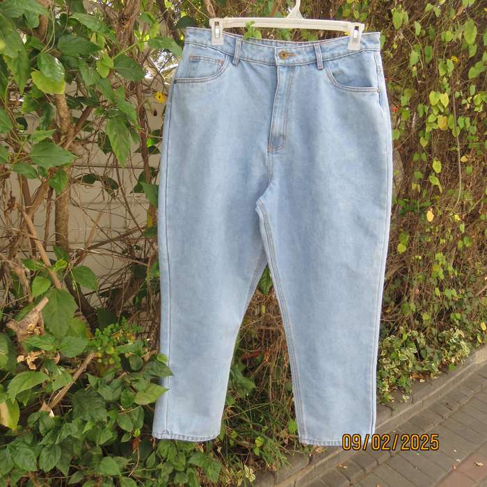 Light blue polycotton denim Mom jeans size 42. No stretch.