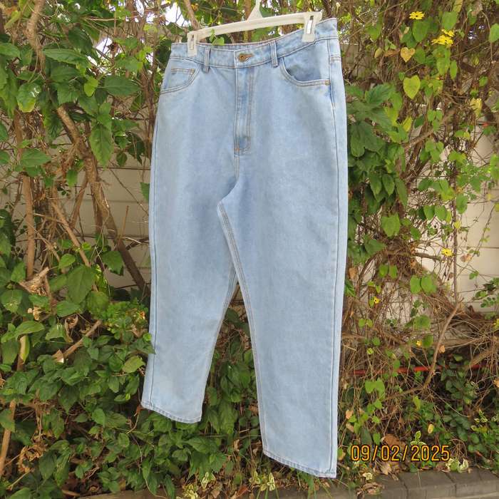 Light blue polycotton denim Mom jeans size 42. No stretch.