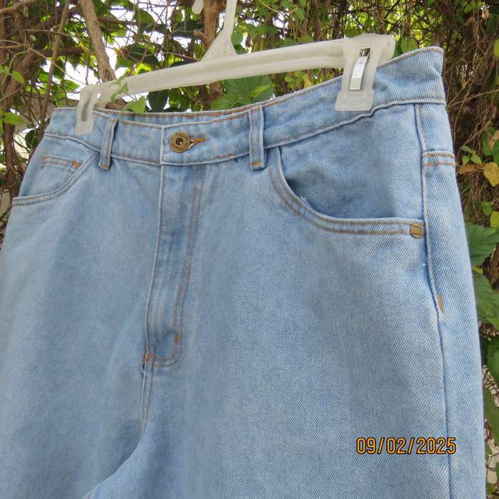 Light blue polycotton denim Mom jeans size 42. No stretch.
