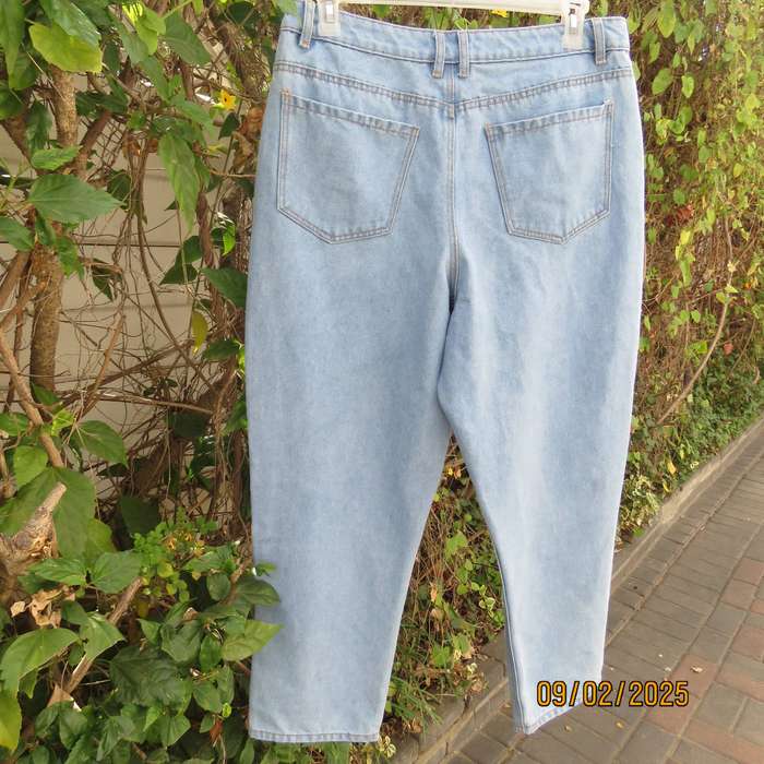 Light blue polycotton denim Mom jeans size 42. No stretch.